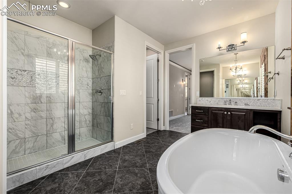 Image 28 of 50: Bathroom