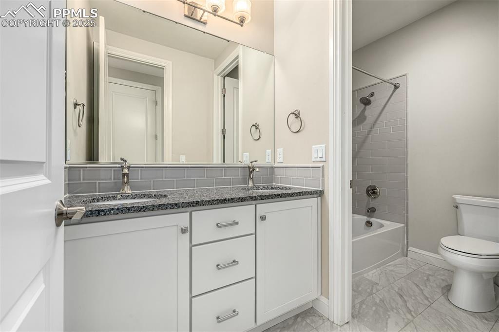 Image 34 of 50: Bathroom