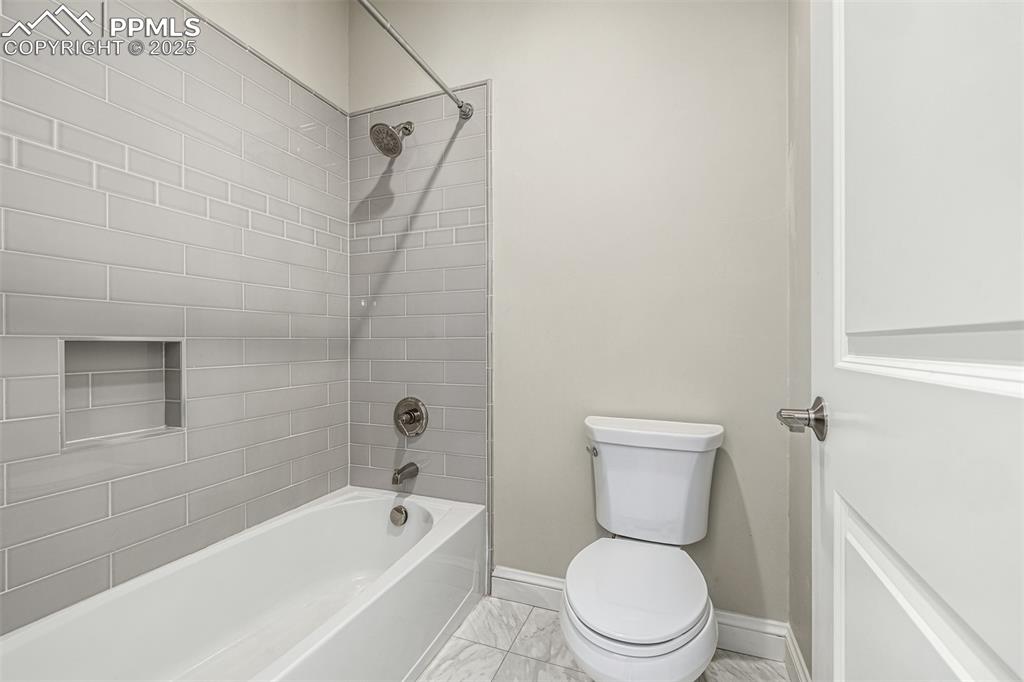 Image 35 of 50: Bedroom