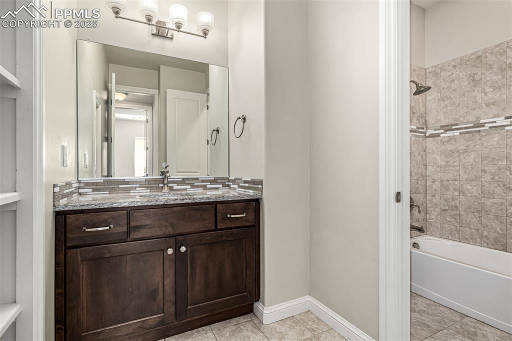 Image 42 of 50: Office