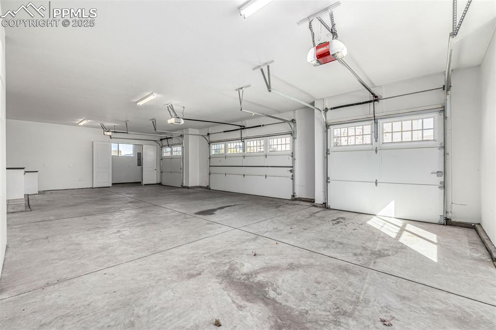 Image 45 of 50: Deck