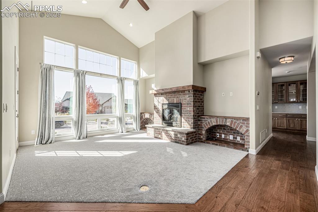 Image 6 of 50: Living Room