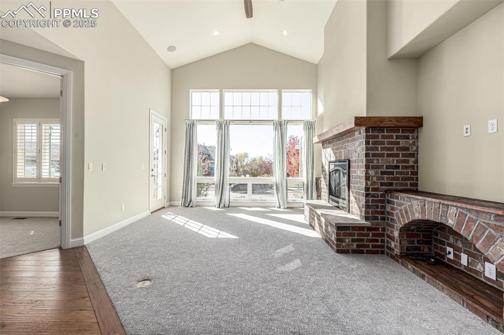 Image 8 of 50: Living Room