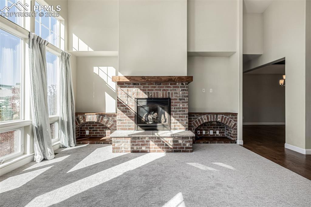 Image 9 of 50: Living Room