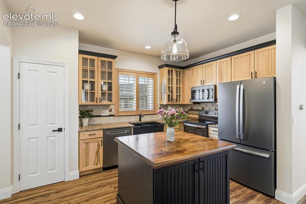 Image 18 of 50: Kitchen