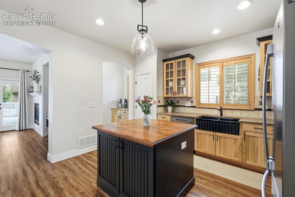 Image 19 of 50: Kitchen