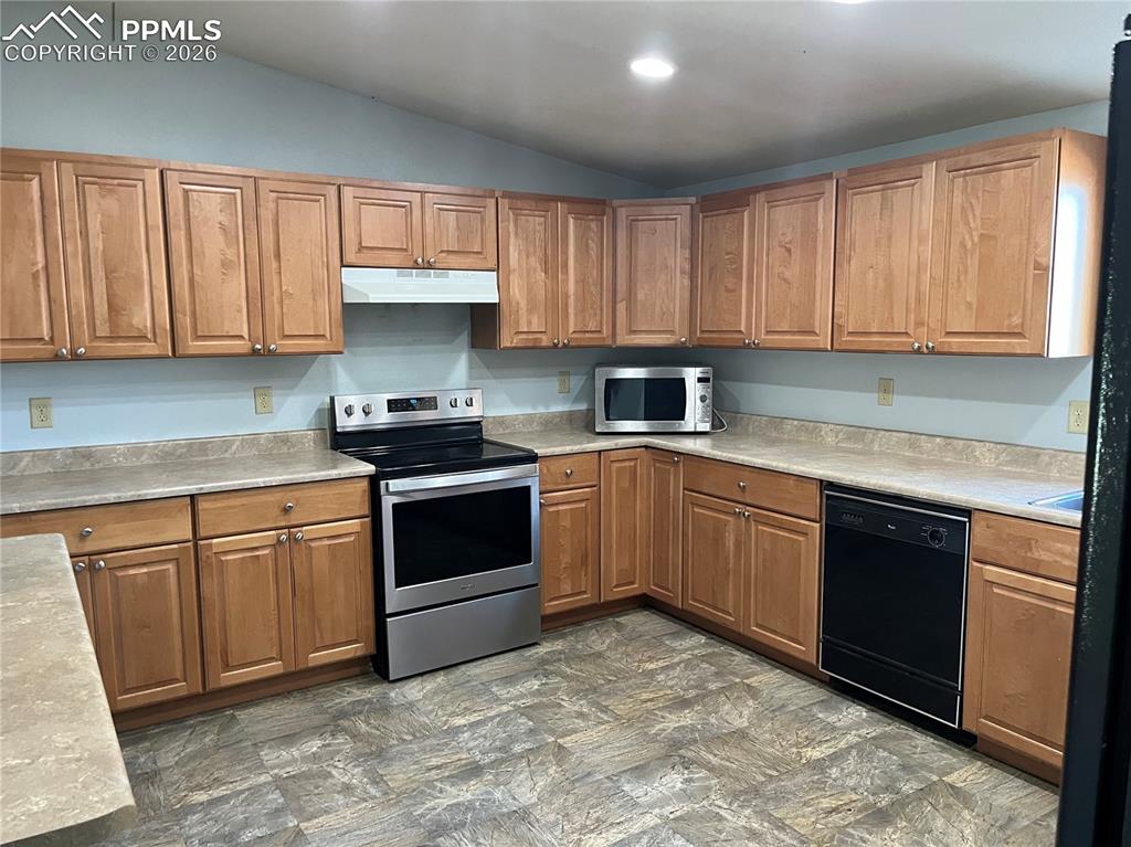 Image 5 of 20: Kitchen