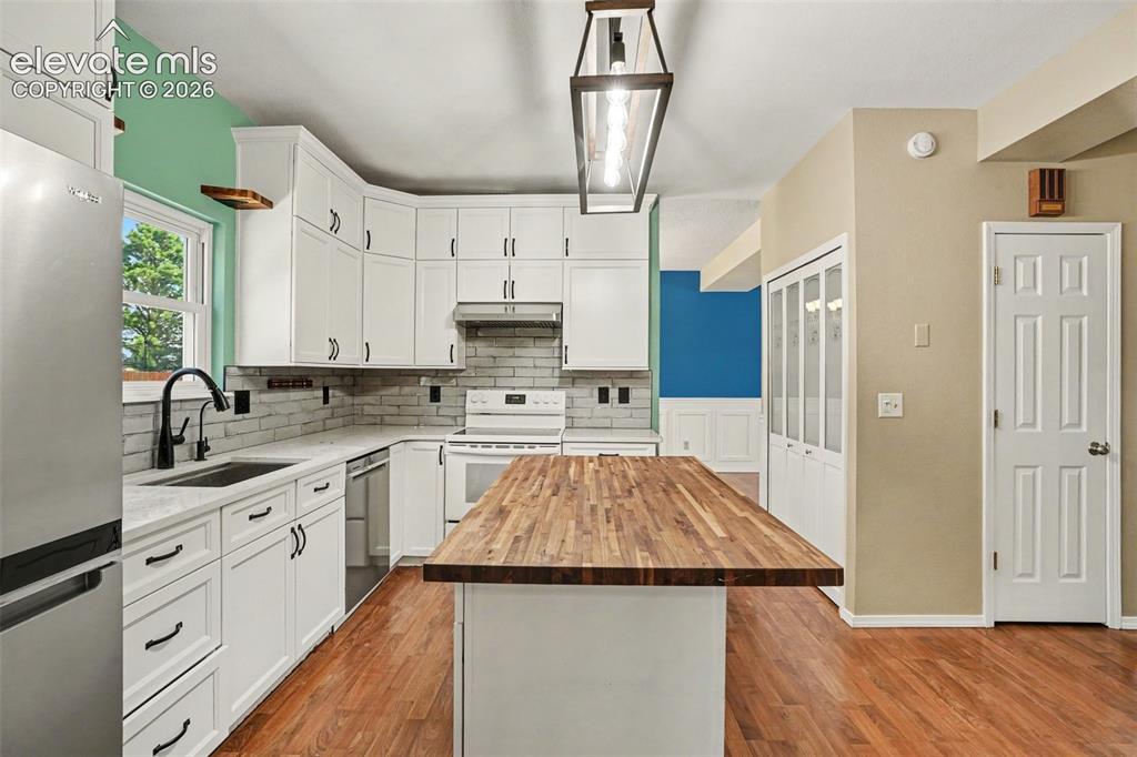 Image 10 of 40: Kitchen
