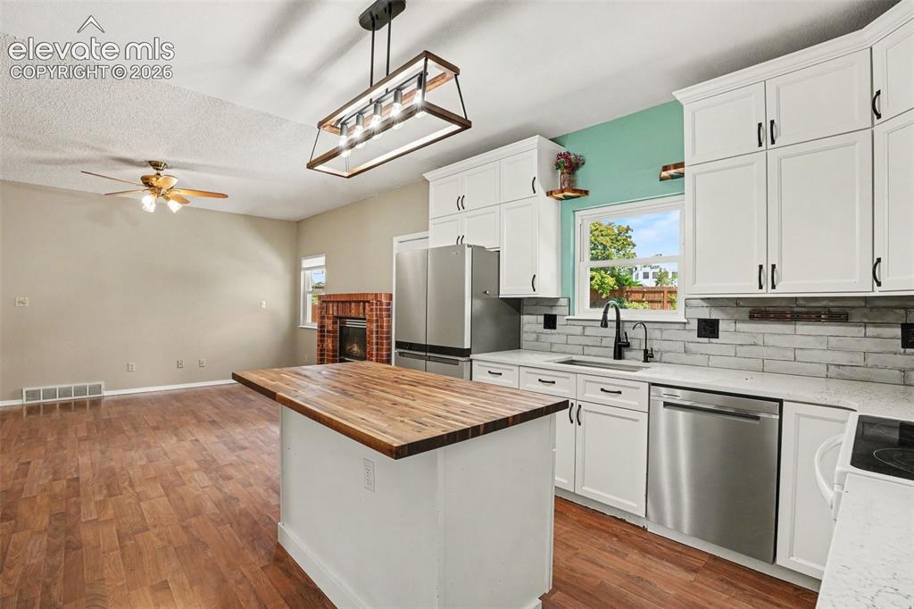Image 11 of 40: Kitchen