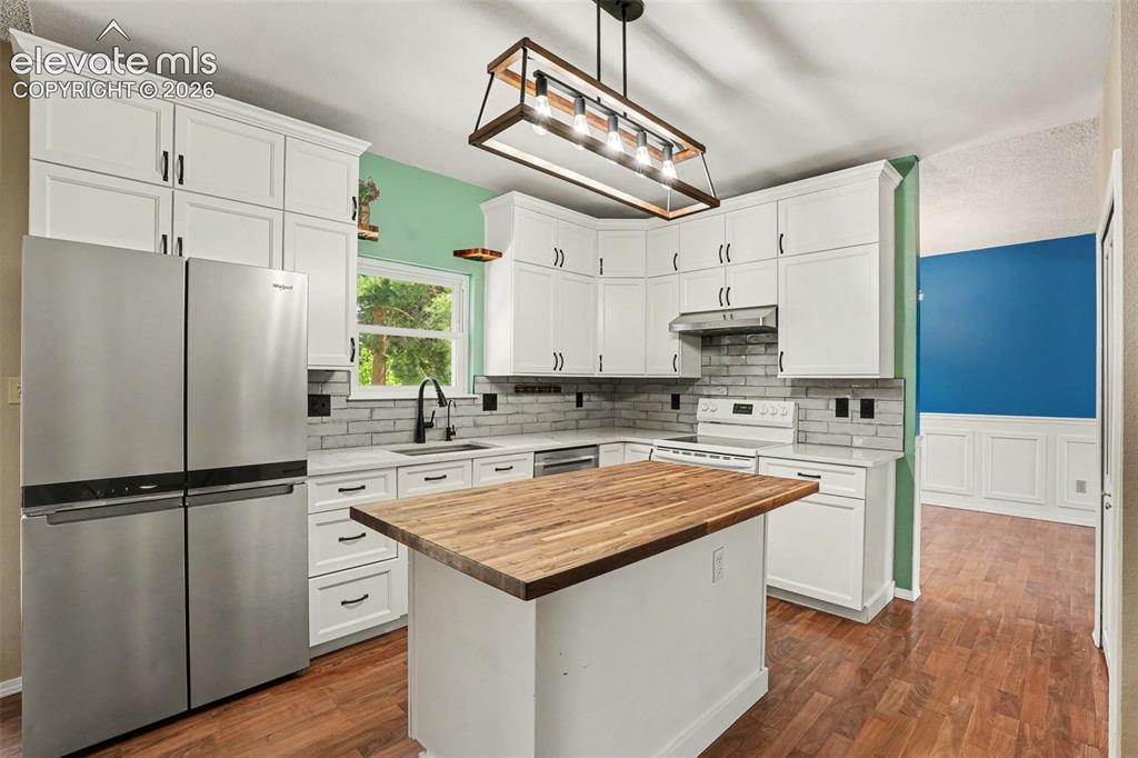 Image 8 of 40: Kitchen