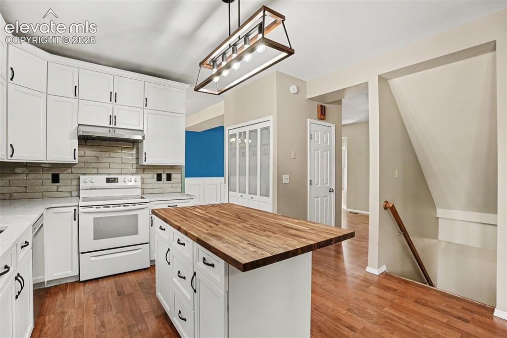Image 9 of 40: Kitchen