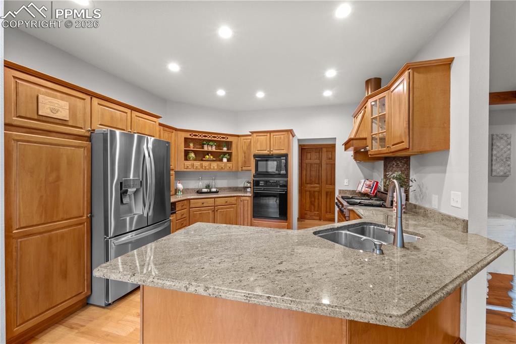 Image 14 of 41: Kitchen