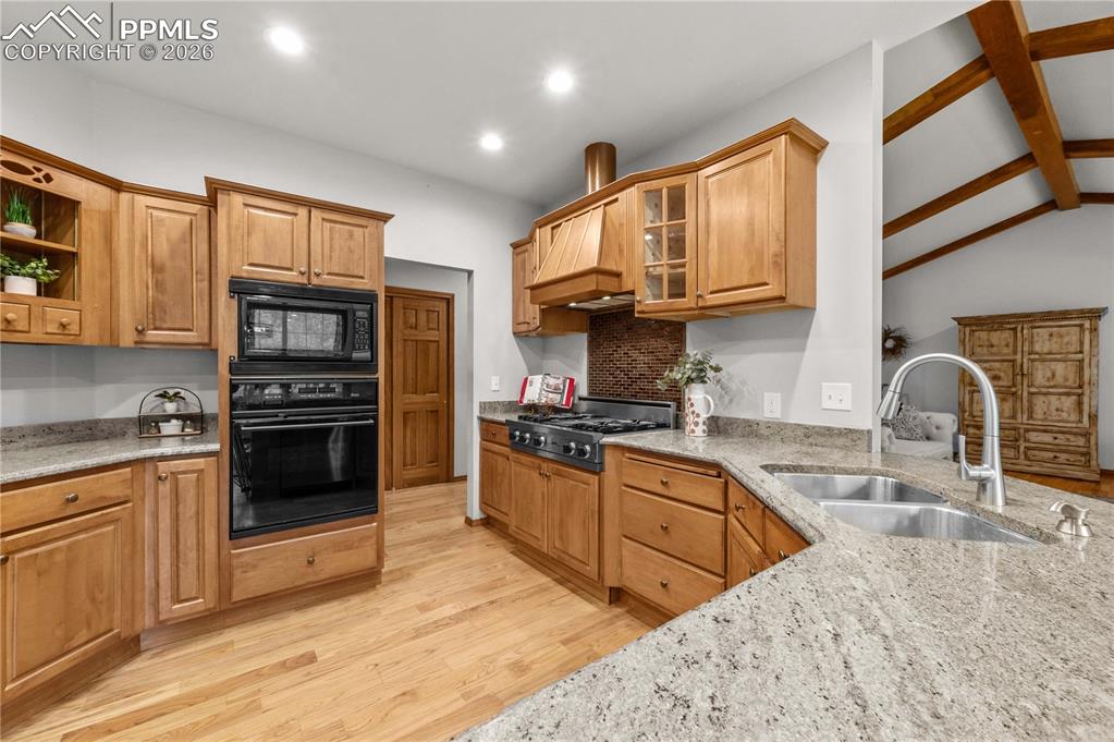 Image 16 of 41: Kitchen