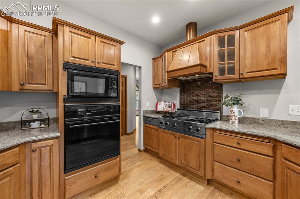 Image 17 of 41: Kitchen