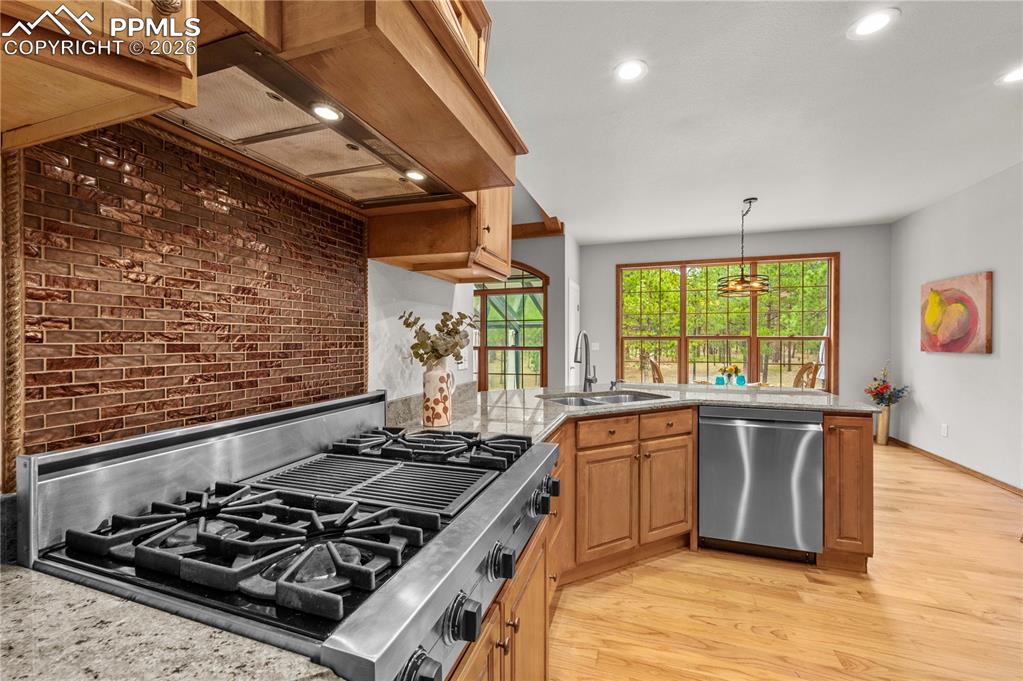 Image 18 of 41: Kitchen