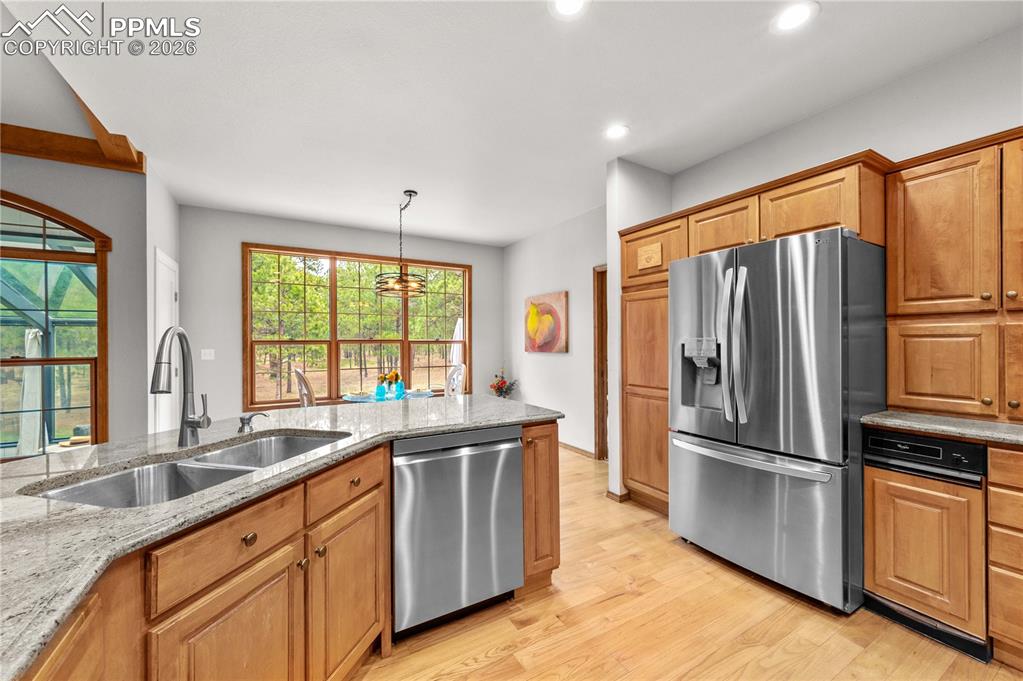 Image 19 of 41: Kitchen