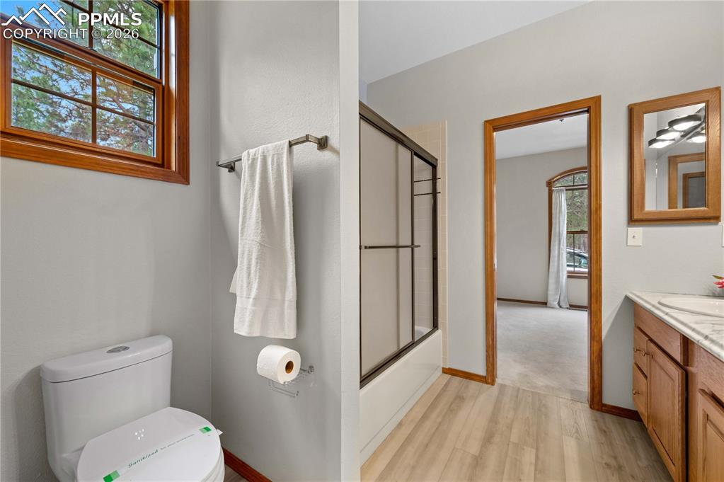 Image 35 of 41: Bathroom