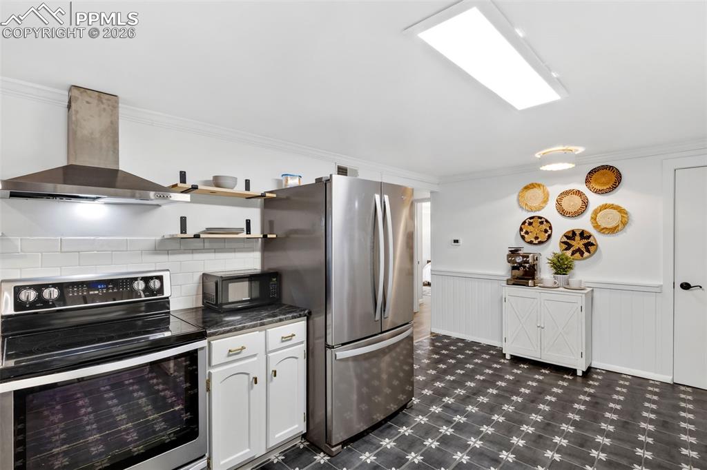 Image 14 of 34: Stainless steel appliances