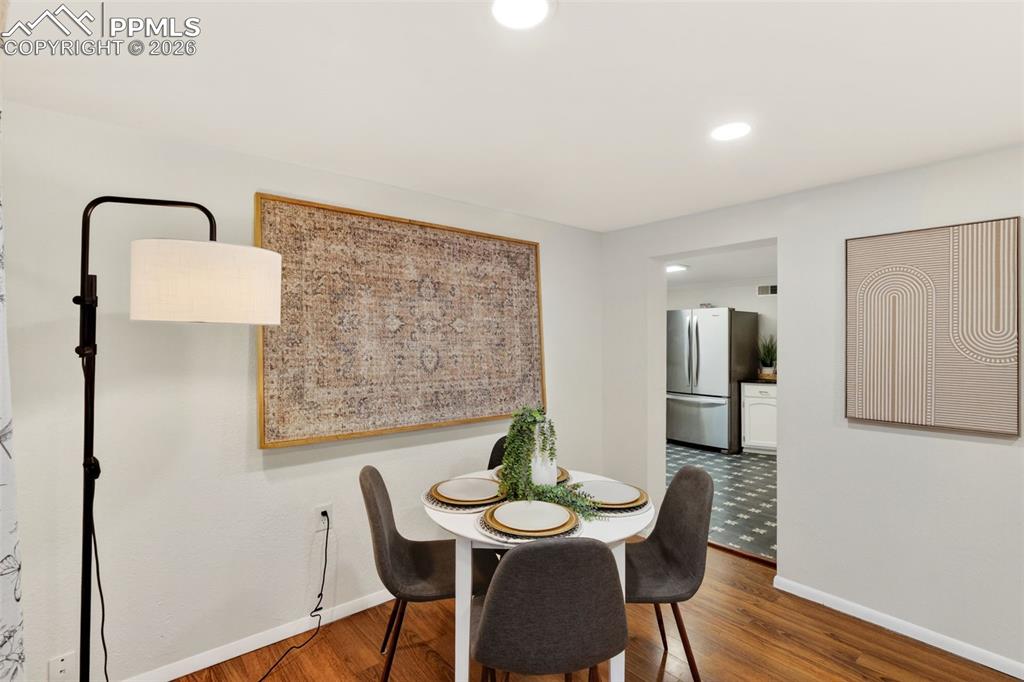 Image 16 of 34: Dining area