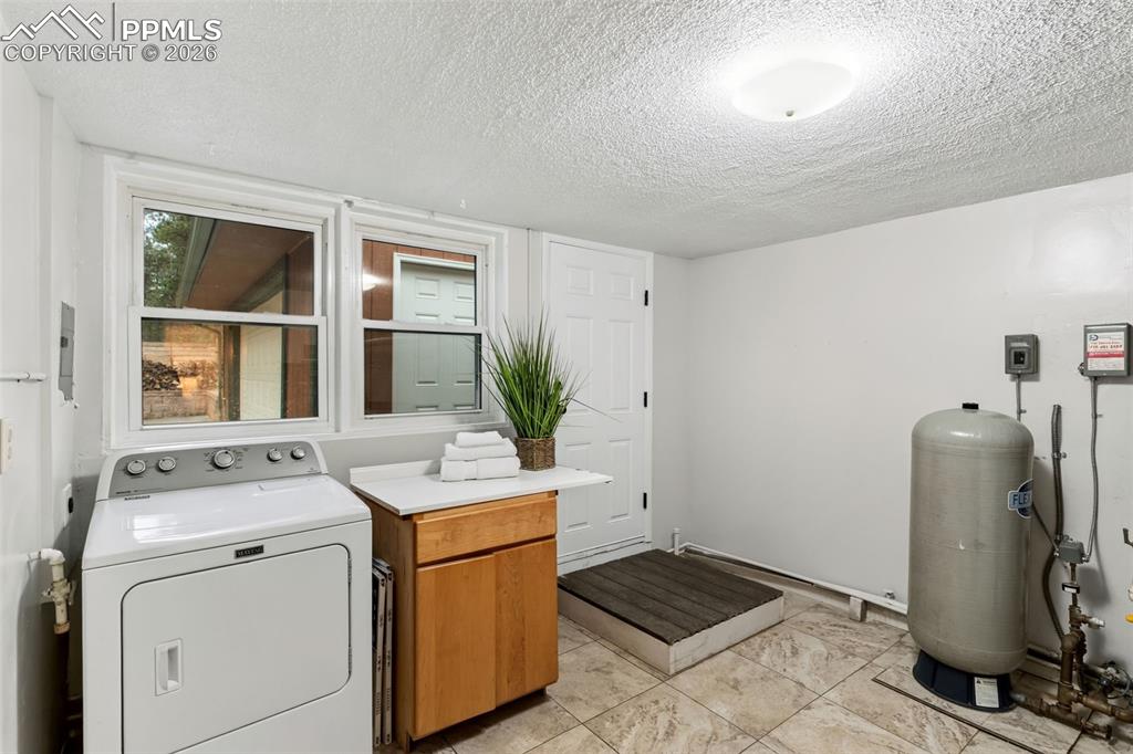 Image 26 of 34: Laundry room