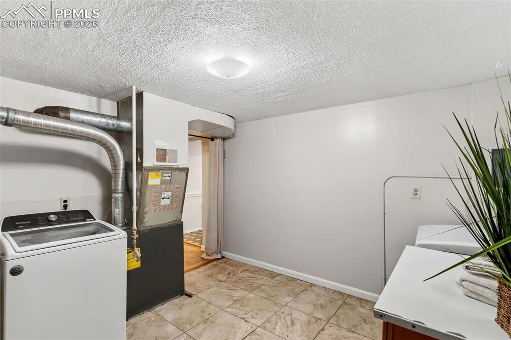 Image 27 of 34: Laundry room