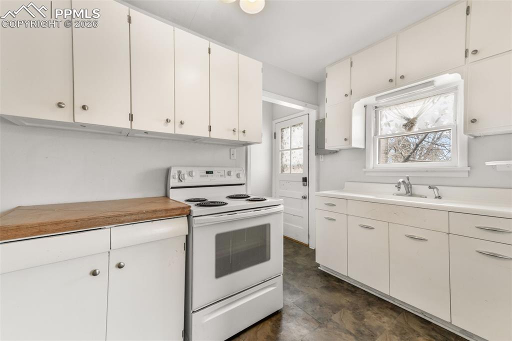 Image 11 of 50: Kitchen