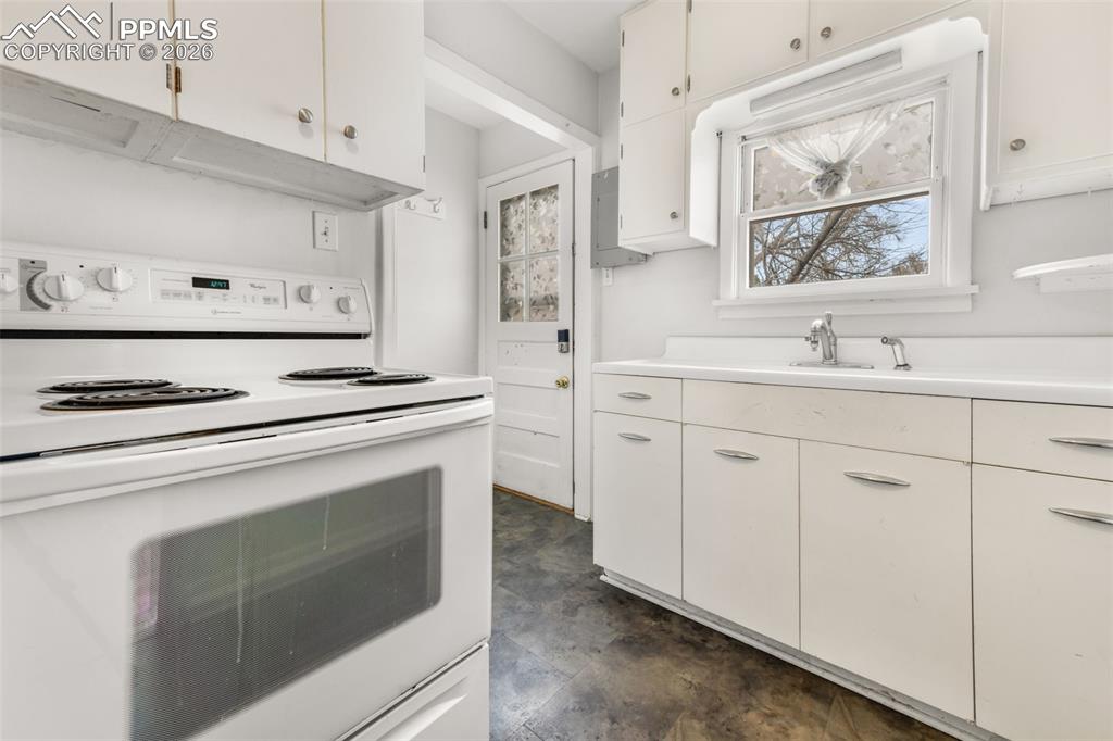 Image 12 of 50: Kitchen