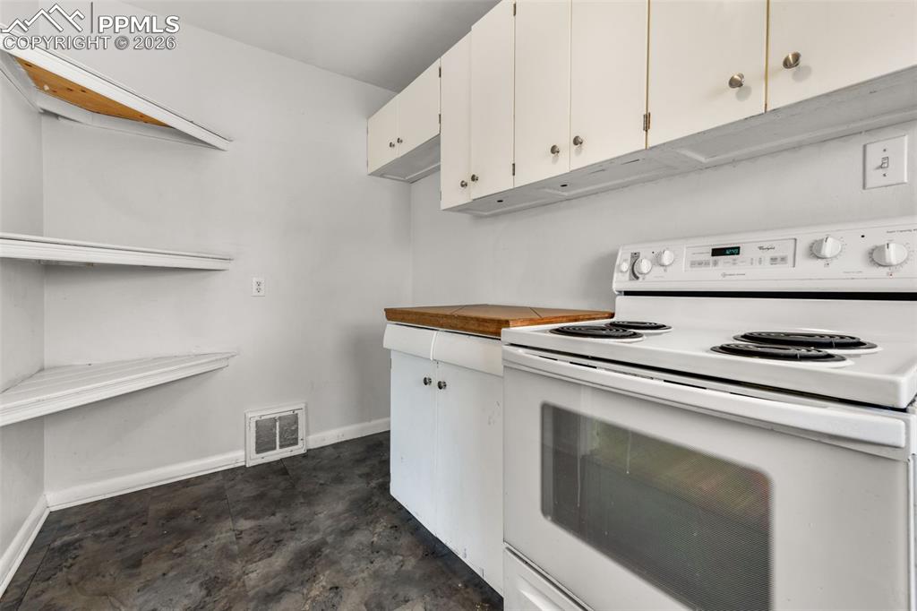 Image 13 of 50: Kitchen