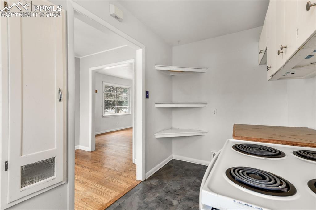 Image 14 of 50: Kitchen