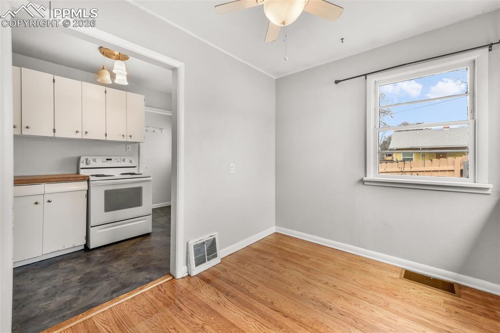 Image 15 of 50: Kitchen