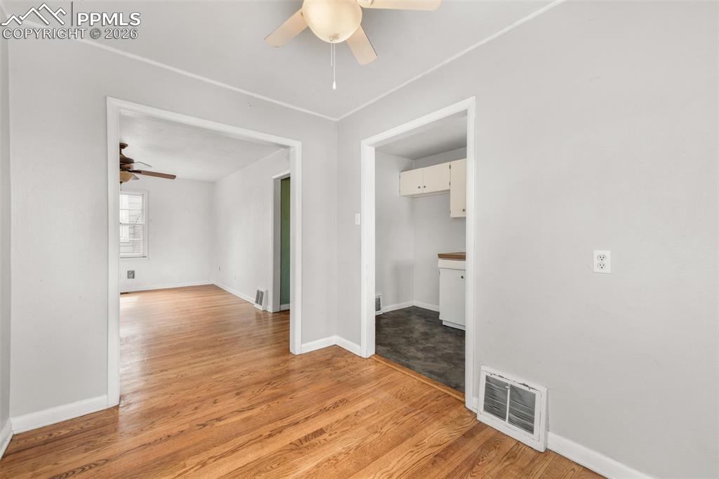 Image 17 of 50: Kitchen