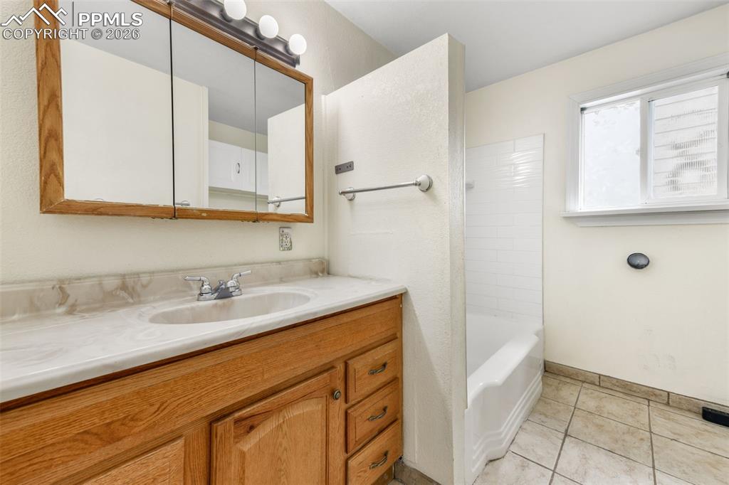 Image 20 of 50: Dining Area