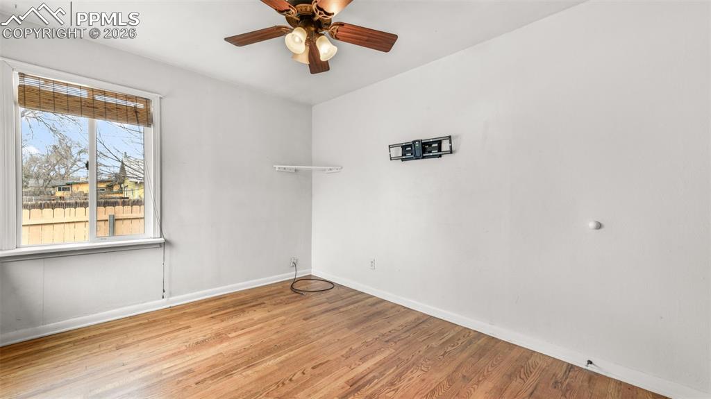 Image 23 of 50: Bathroom