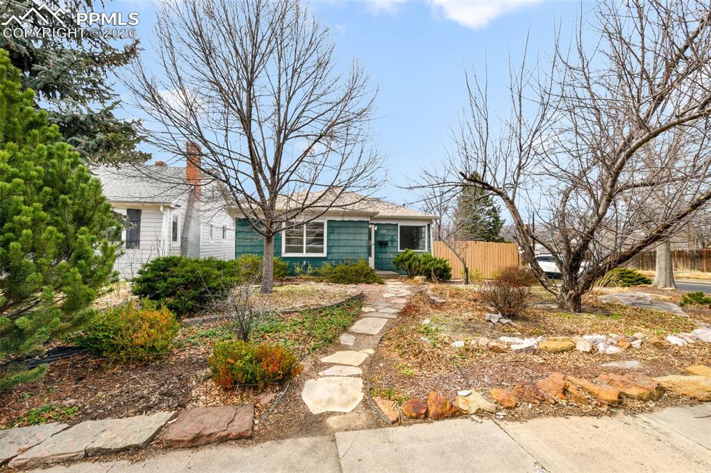 Image 39 of 50: Yard