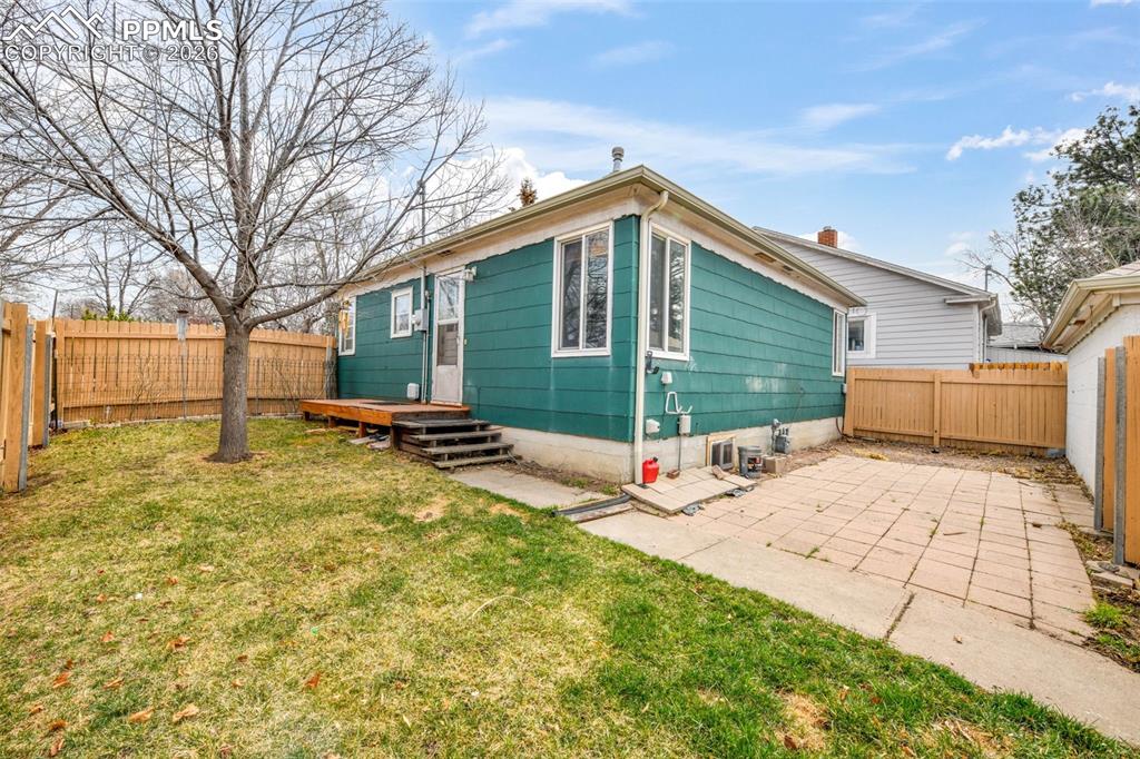 Image 44 of 50: Yard