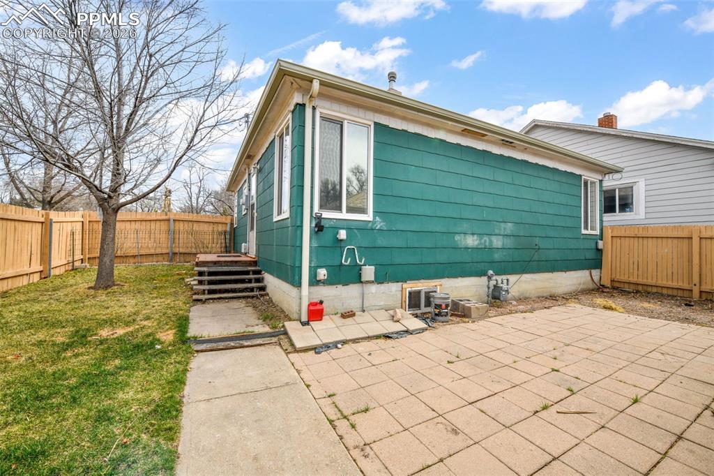 Image 45 of 50: Yard