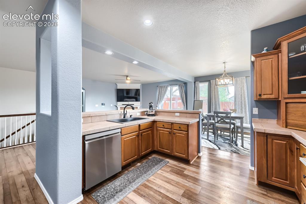 Image 10 of 30: Kitchen