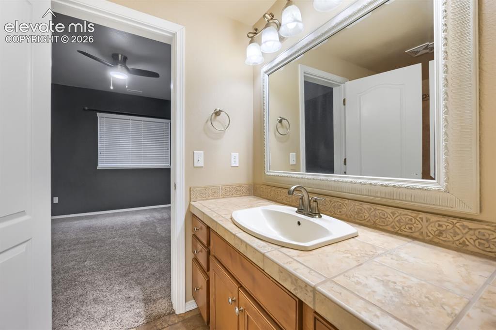 Image 21 of 30: shared en suite