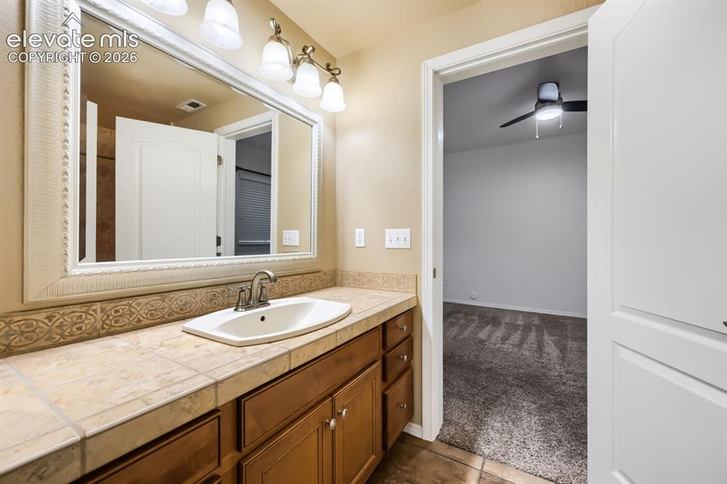 Image 22 of 30: shared en suite