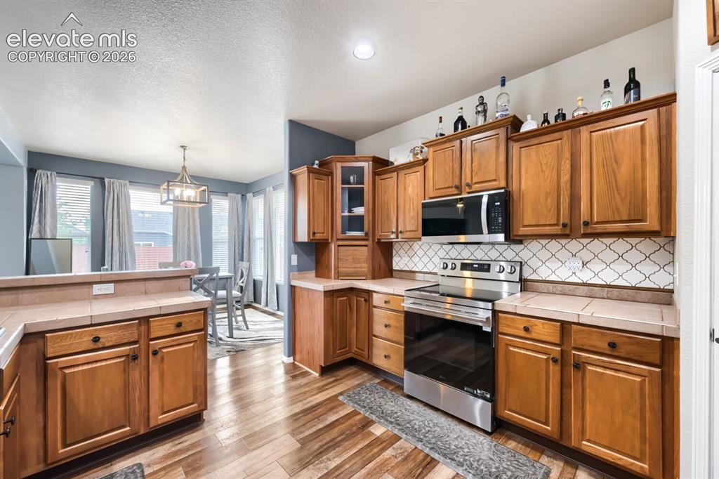 Image 8 of 30: Kitchen