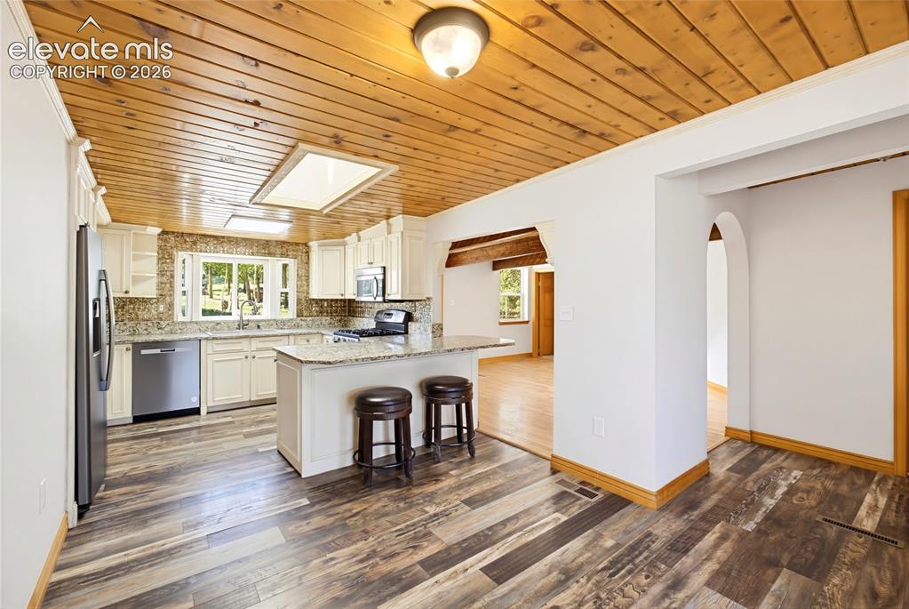 Image 13 of 47: Kitchen