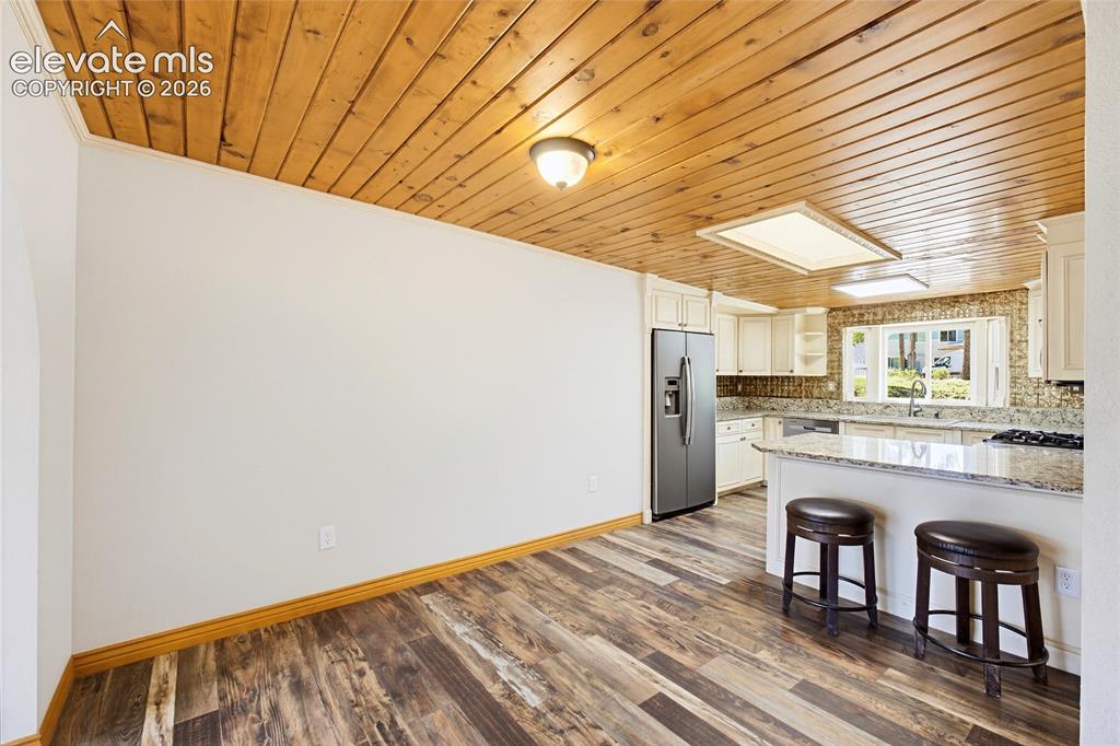 Image 14 of 47: Kitchen