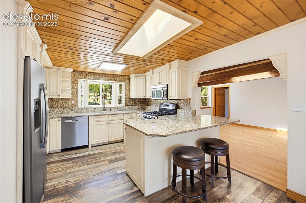 Image 16 of 47: Kitchen