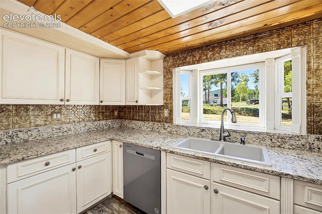Image 17 of 47: Kitchen