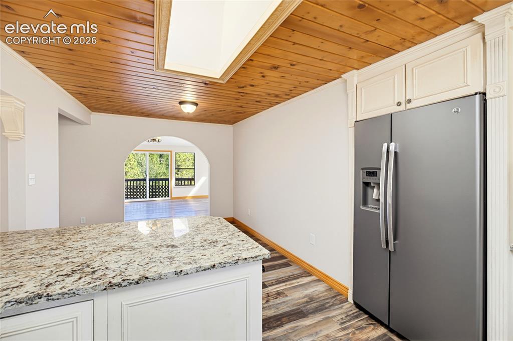 Image 18 of 47: Kitchen