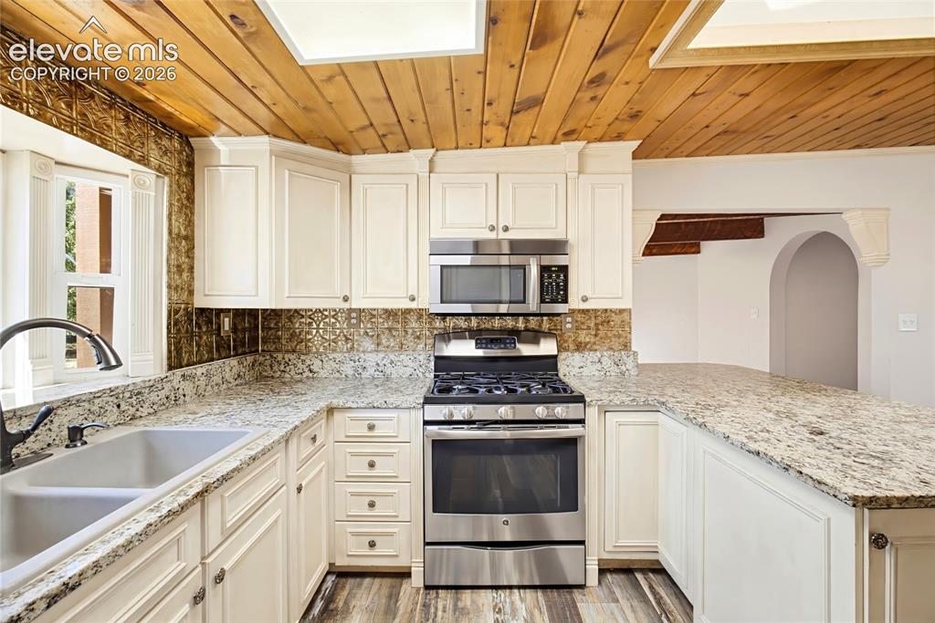 Image 19 of 47: Kitchen