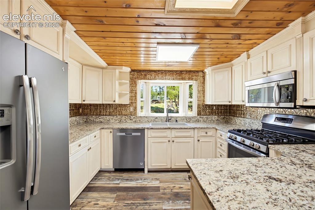 Image 20 of 47: Kitchen