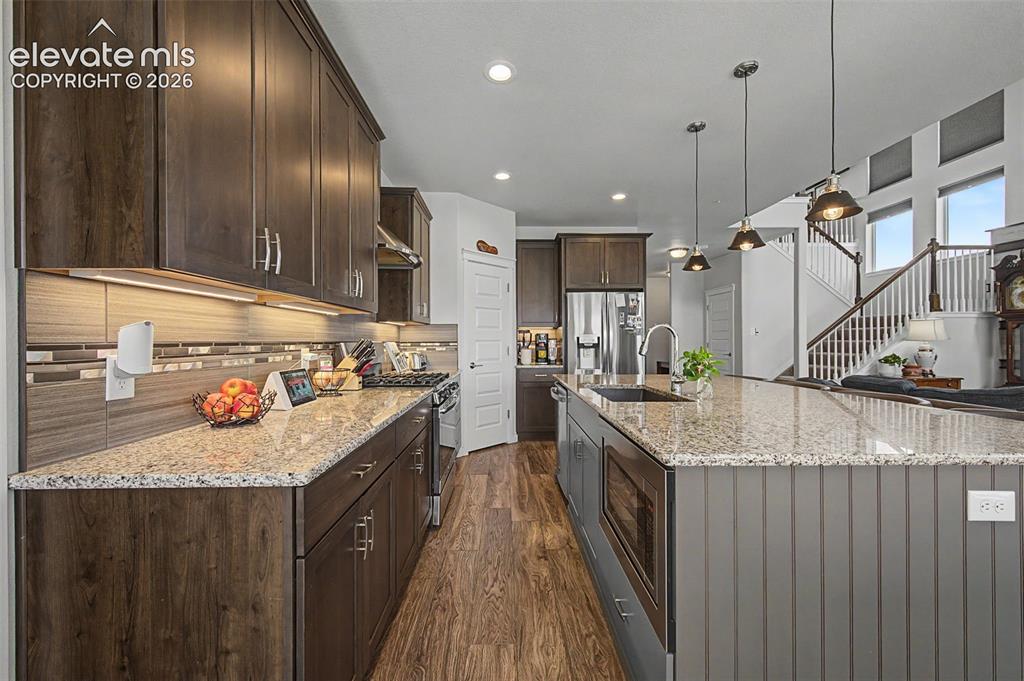 Image 12 of 45: Such an attractive kitchen! All of the appliances stay.