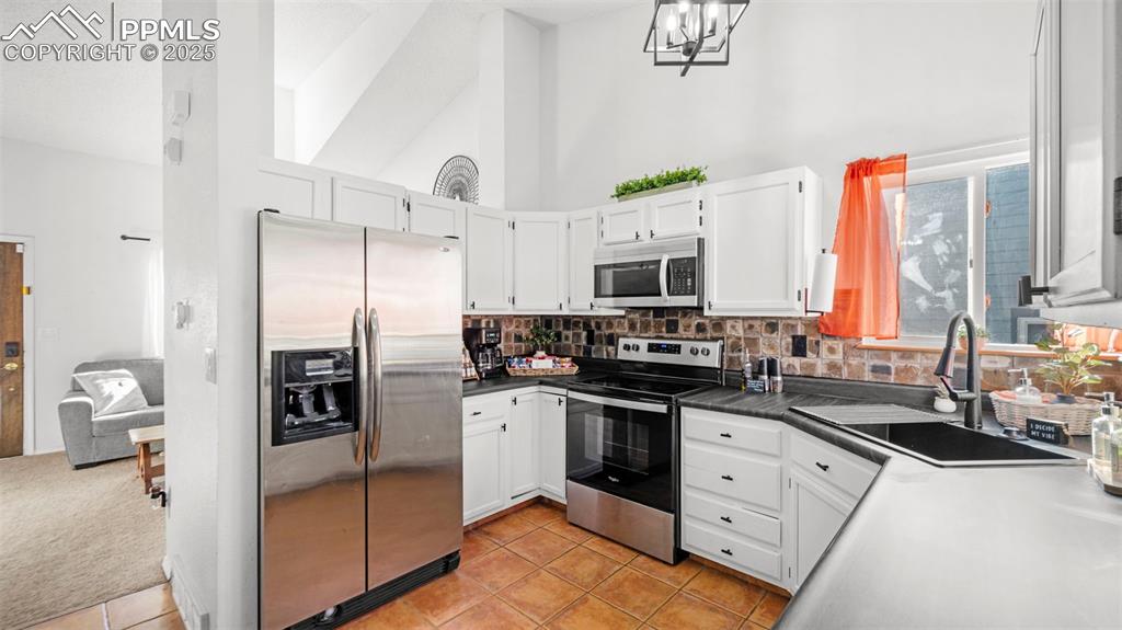 Image 12 of 41: Kitchen