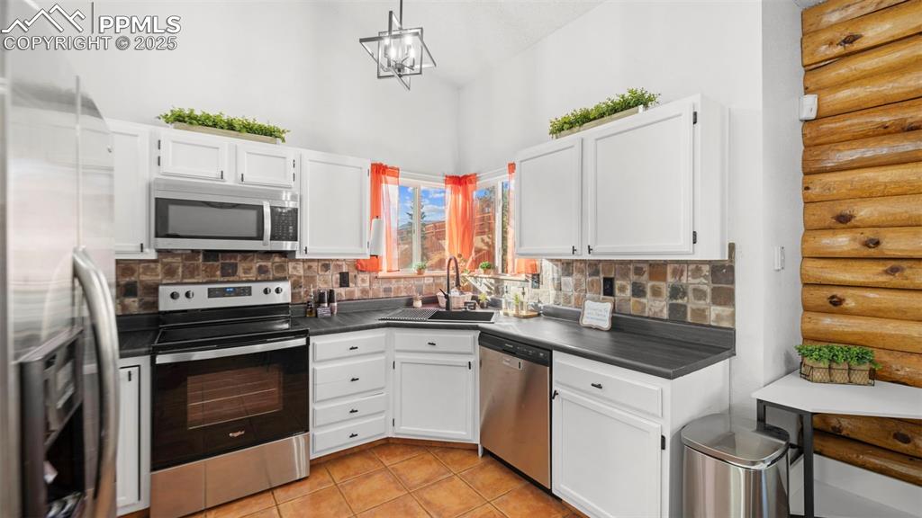 Image 13 of 41: Kitchen